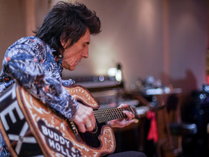 RONNIE WOOD: SOMEBODY UP THERE LIKES ME