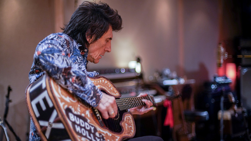 RONNIE WOOD: SOMEBODY UP THERE LIKES ME