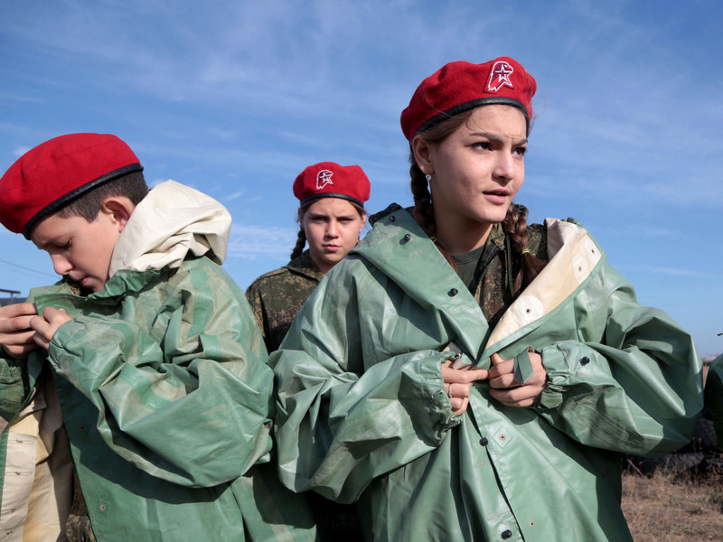 Militärische Ausbildung von Schulkindern in Sewastopol, Krim