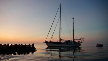  Schiff auf dem Mittelmeer bei wunderschönem Sonnenaufgang