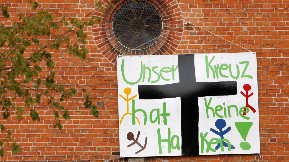 Transparente gegen rechtsradikale Aktivitäten in der Region Boizenburg mit der Aufschrift "Unser Kreuz hat keinen Haken"hängen an der St. Marien Kirche in der Boizenburger Innenstadt, aufgenommen am 15.09.2009. Nach den wirtschaftlichen Einbrüchen der letz