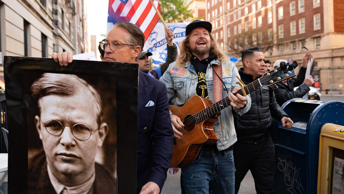 Der konservative christliche Sänger Sean Feucht besucht eine Pro-Israel-Kundgebung vor der Columbia University in New York