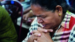 Christin aus einer der 83 Familien, die vom Anschlag auf den Ostergottesdienst 2019 der Zion Kirche in Batticaloa betroffen waren. Sie erhielten u.a. Ermutigungsbriefe von Christen aus Deutschland, Italien, die Niederlande und weiteren Ländern.