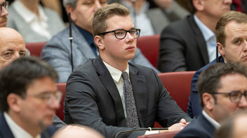 Foto einer Person zwischen anderen Zuschauern.