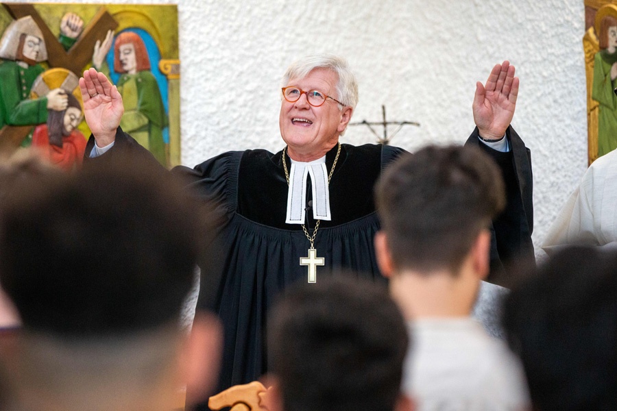 Heinrich Bedford-Strohm segnet die Gemeinde beim Weihnachtsgottesdienst in der Justizvollzugsanstalt Neuburg