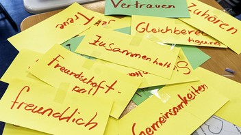 Viele gelbe Karteikarten mit Worten wie Freundschaft, Vertrauen und Treue.