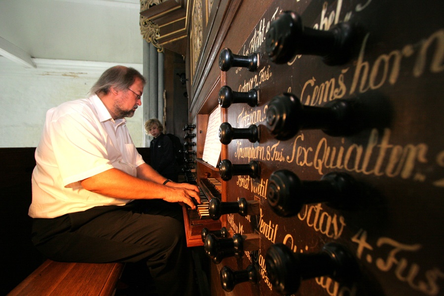 Martin Böcker an der Arp Schnitger-Orgel von Steinkirchen