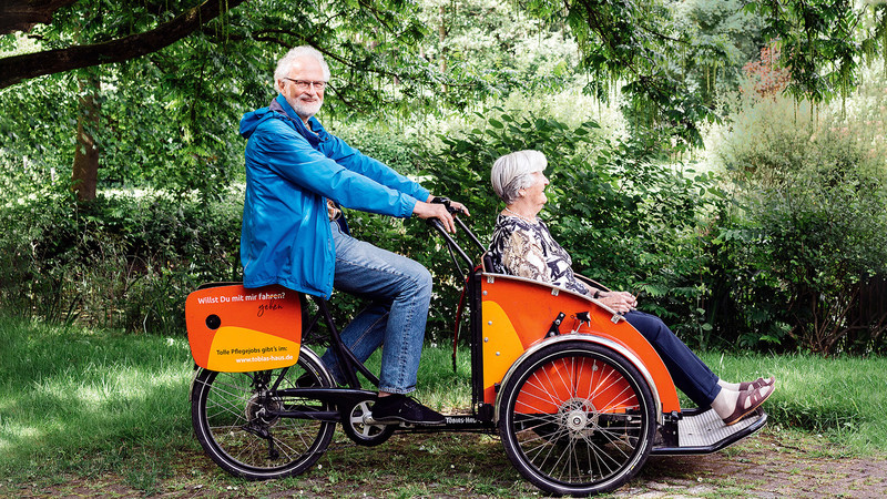 Reinhard Kiesel auf Tour mit einer Seniorin und seiner Rikscha