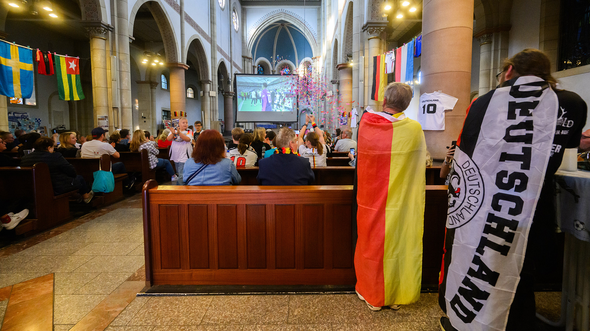 Fans in der Katholischen Kirchengemeinde St. Joseph Schalke