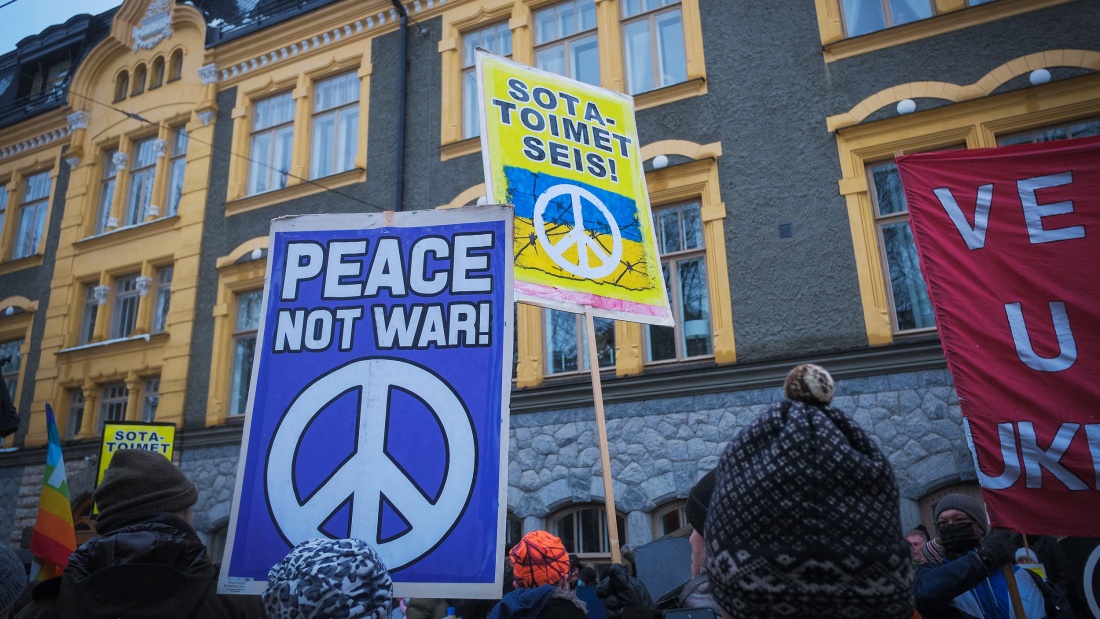 Demonstration vor der russischen Botschaft in Helsinki, Finnland.