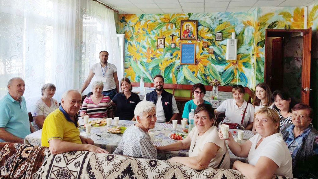 In einem Vorort von Kiew: eine psychologische Gruppensitzung für ältere Menschen, die vor den Bombardierungen im Osten und Süden der Ukraine geflohen sind. 