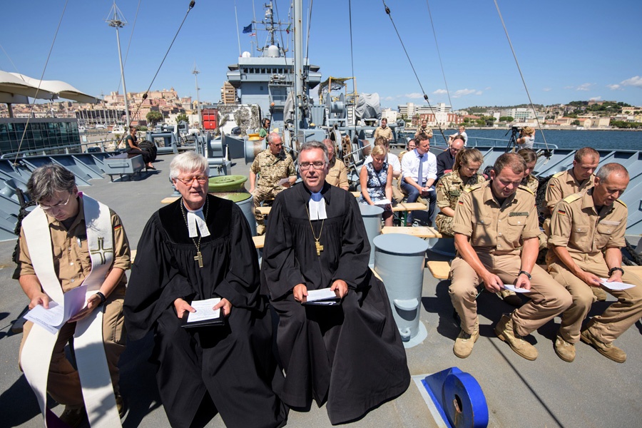 EKD-Ratsvorsitzender Heinrich Bedford-Strohm feiert Gottesdienst mit Marinesoldaten an Bord des Tenders "Werra" in Cagliari (Sardinien)