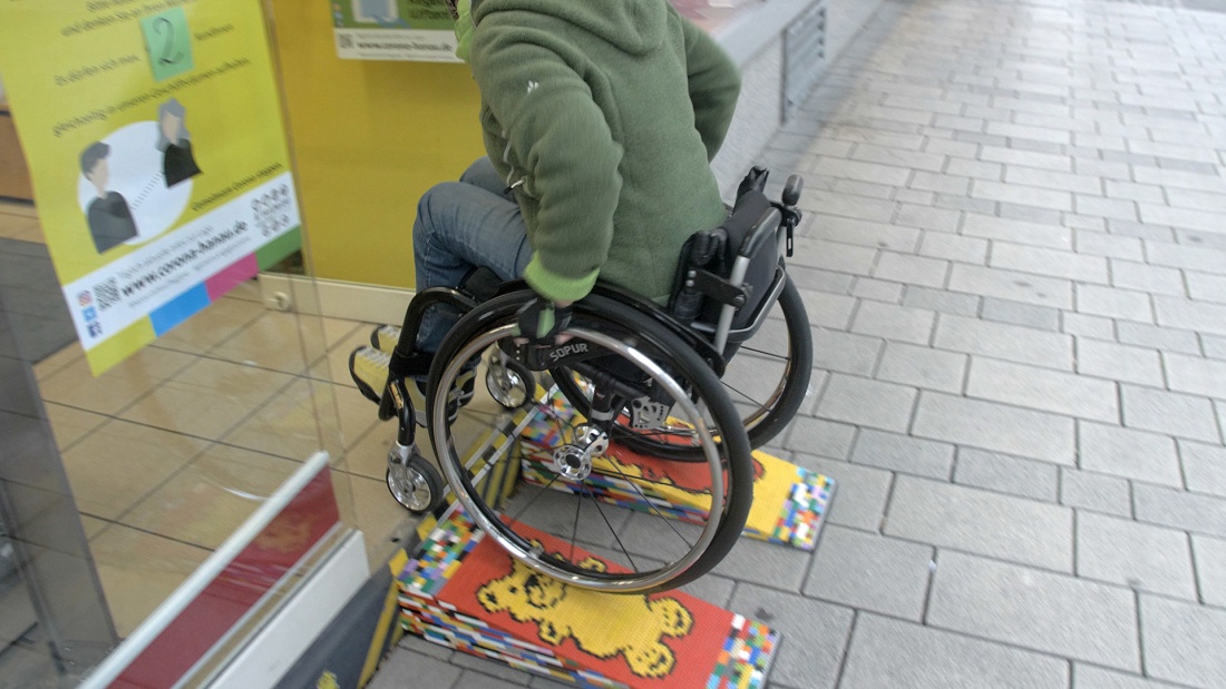Rampen aus bunten Legosteinen als Einfahrhilfen für Rollstühle