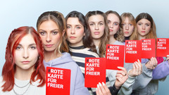 Eine Gruppe junger Frauen mit einer Karte in der Hand: #RoteKartefürFreier