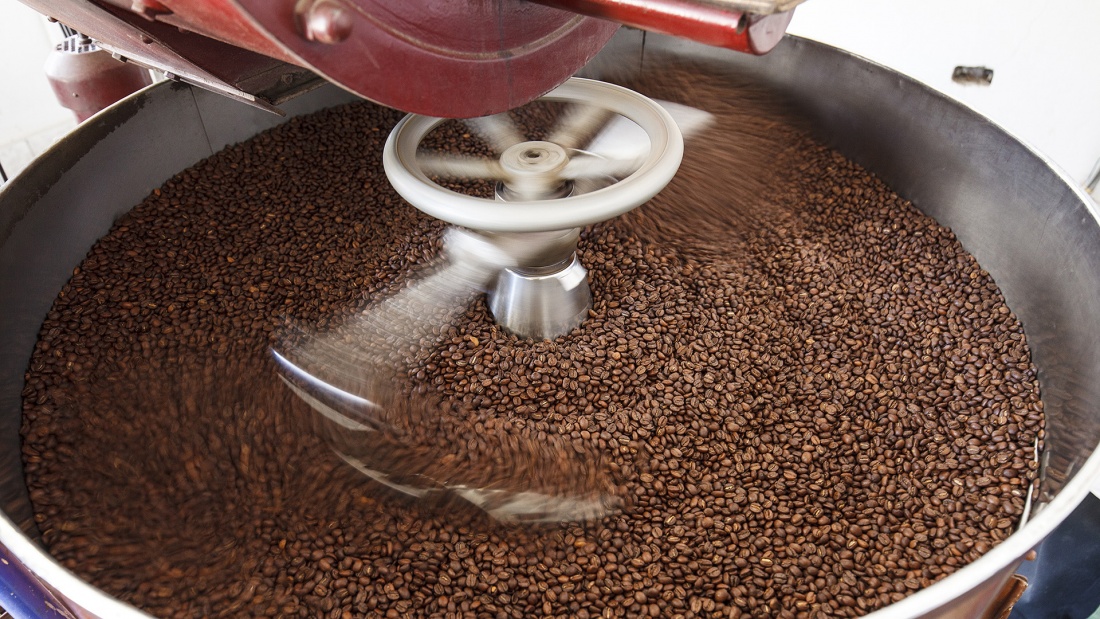 Rösten der Kaffeebohnen auf einer Kaffeeplantage in Peru