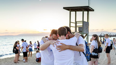 Menschen umarmen sich am Strand