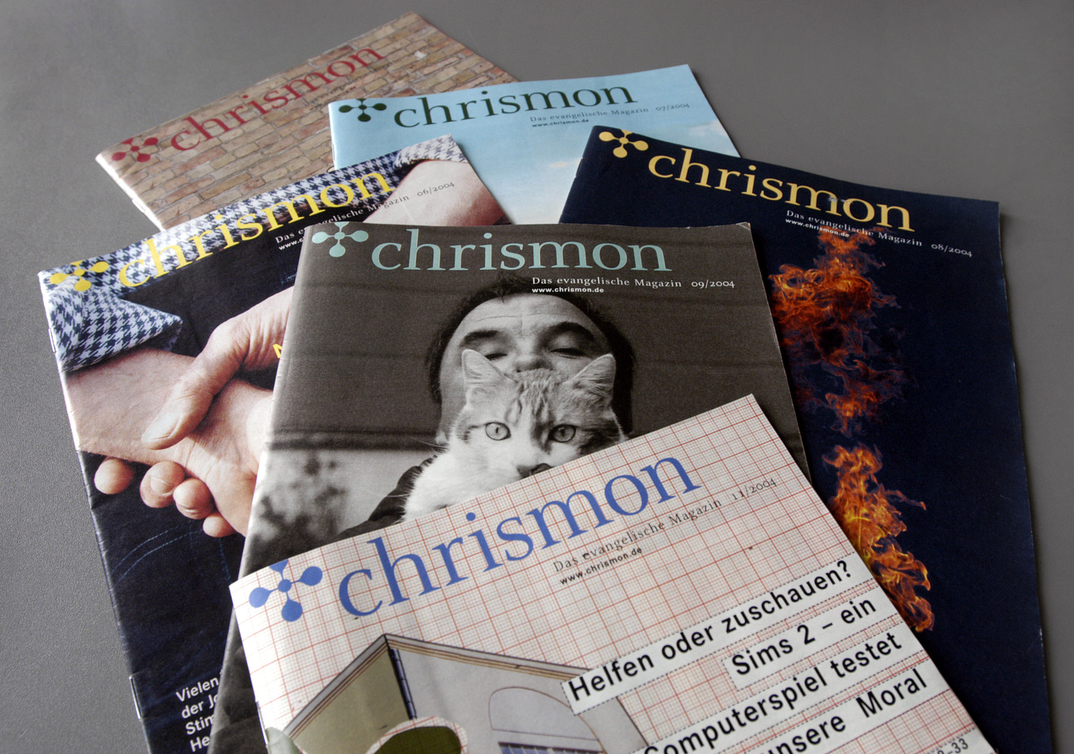 erste Ausgaben von chrismon aus 2004