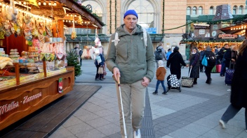 Marcell Feldmann mit Blindenstock auf dem Weihanchtsmarkt