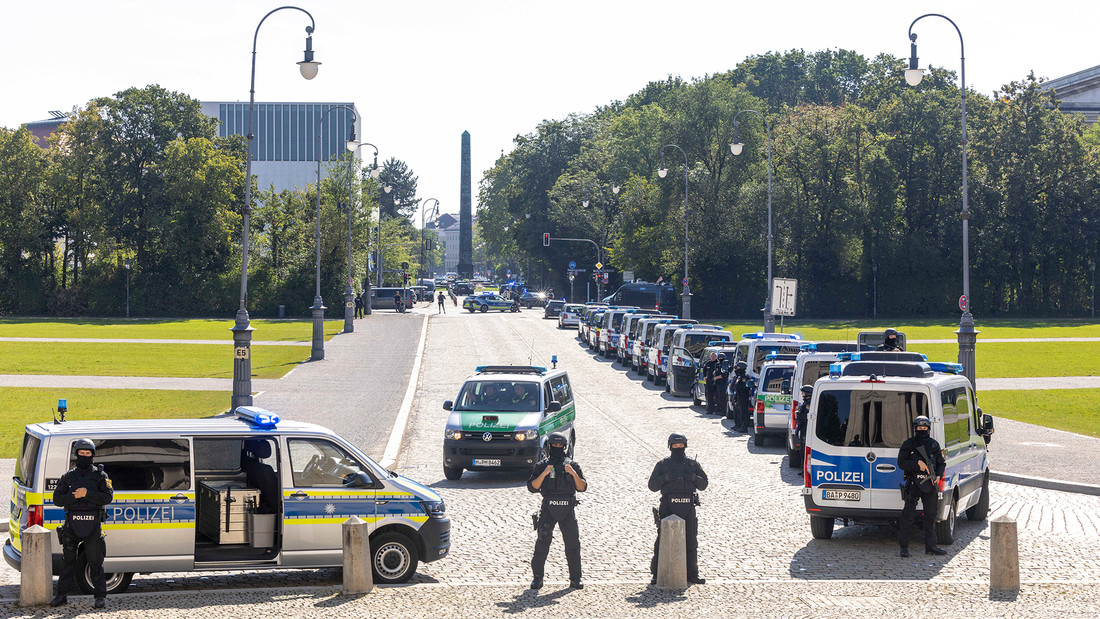 Polizei vor NS-Dokumentationszentrum