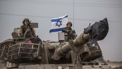 Israelische Soldaten auf einem Panzer bewegen sich nahe der Grenze zum Gazastreifen
