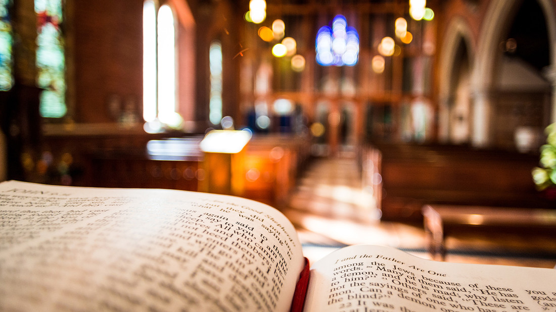 Offene Bibel auf dem Altar in der anglikanischen Kirche.