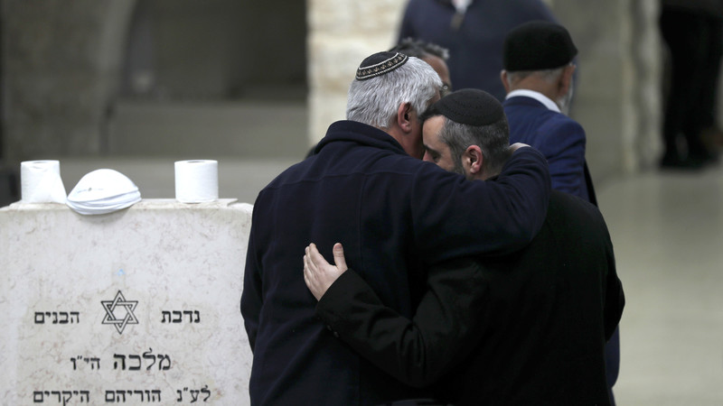 Familienangehörige trauern um Opfer des Anschlags in der Synagoge in Beit Shemesh  