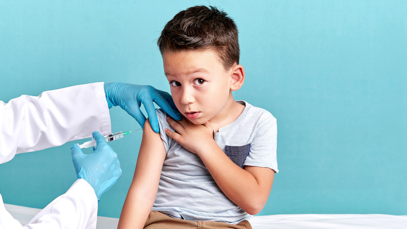 Kleiner Junge bei der Schutzimpfung