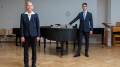 Dresdner Kreuzchor in neuen Anzügen geben wieder Konzerte in neuen Anzügen und mit neuen Werken.