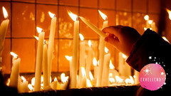 Hand entzündet Kerze in Kirche