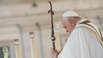 Papst Franziskus mit Tragekreuz bei einer Messe auf dem Petersplatz