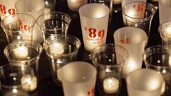 Auf dem Nikolaikirchhof steht die Installation Kerzen-89, die im Laufe des Abends von Besucherinnen und Besuchern mit tausenden Teelichtern zum Leuchten gebracht wird.