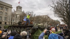 ausgebrannter Panzer russischer Botschaft in Berlin umringt von Menschen