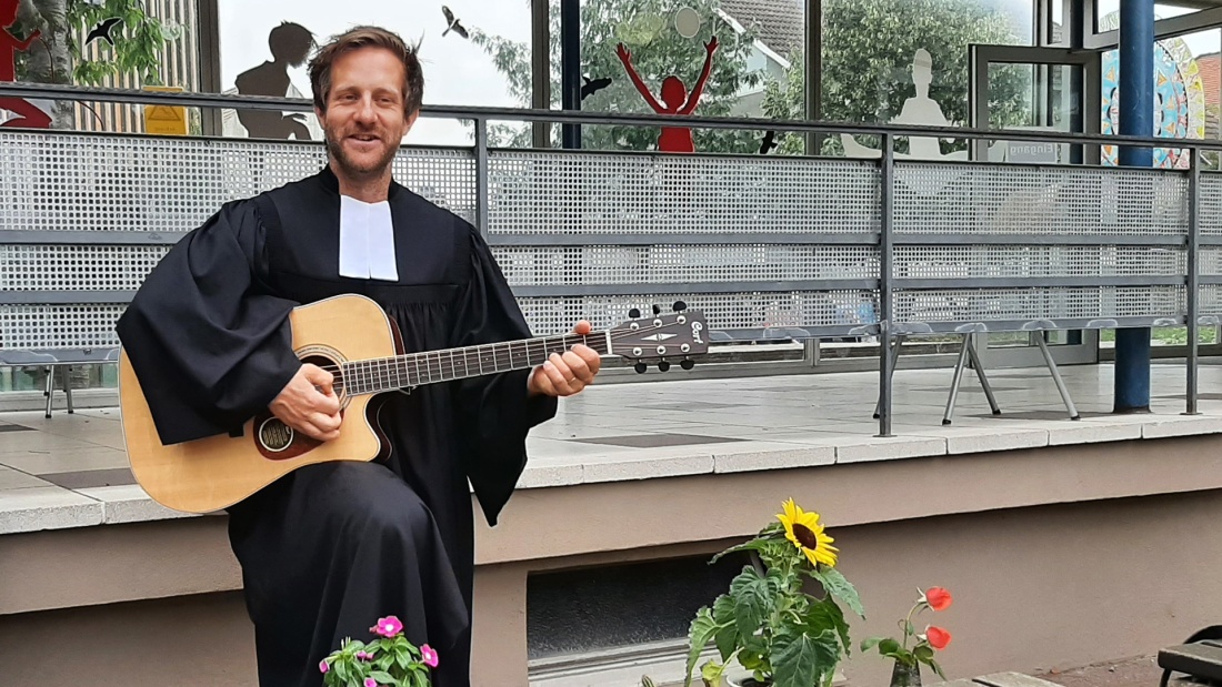 Pfarrer Pascal Würfel mit Gitarre