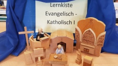 Holzmodelle zum Religionsunterricht zeigenden Unterschied zwischen "Evangelisch" und "Katholisch".