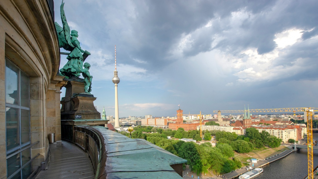 Kuppelgang des Berliner Doms mit Blick auf Berlin. 