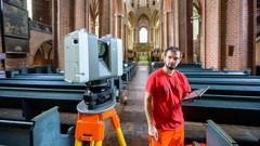 Vermessungstechniker Daniel Rumpf mit Laserkamera im Kircheschiff von St. Nicolai Lüneburg