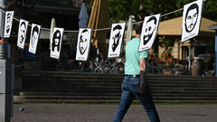 Bilder der Opfer des Anschlags von Hanau hängen aufgereiht an Leine