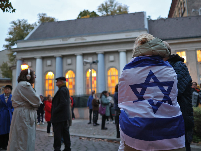 Teilnehmer der Mahnwache "Wir stehen an Eurer Seite, Mahnwache zum Schutz jüdischen Lebens" stehen vor der Kreuzberger Synagoge am Fraenkelufer