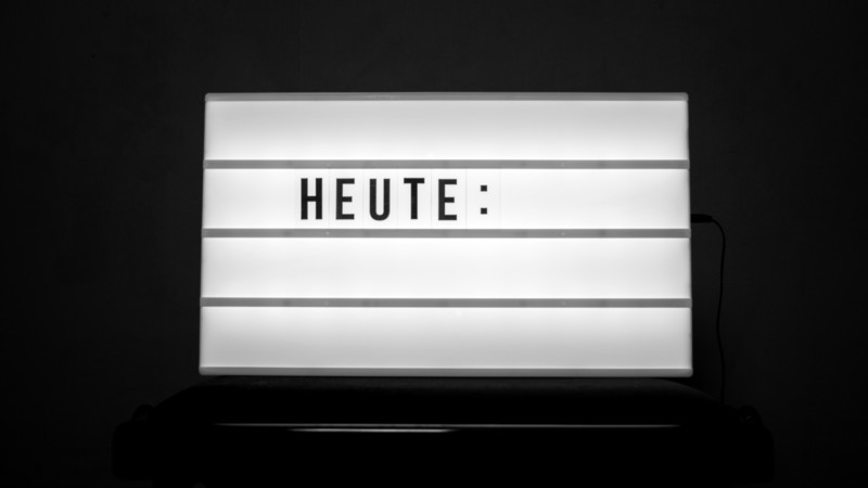 Osterhoffnung richtet sich auf morgen, Ostermut zeigt sich heute. Das symbolisiert das Foto einer Leuchttafel, auf der nur das Wort "Heute" zu lesen ist.