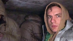 Ukrainischer Klimaaktivist Ivanko Bobeiko in einem Keller in der Ukraine 
