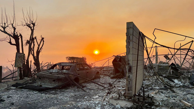 Endzeitstimmung nach Brand in Kalifornien mit verbranntem Auto und Baum