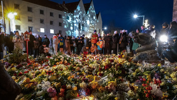 Menschen legen Blumen nieder 