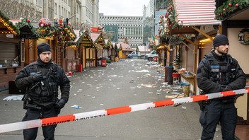 Polizisten stehen am Weihnachtsmarkt in Magdeburg