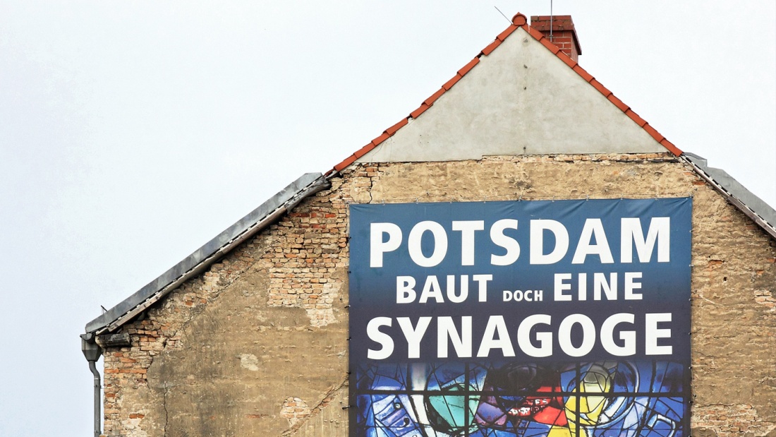 In der Innenstadt von Potsdam in Brandenburg soll in der Schlossstraße die Neue Synagoge Potsdam für die lokalen jüdischen Gemeinden gebaut werden.