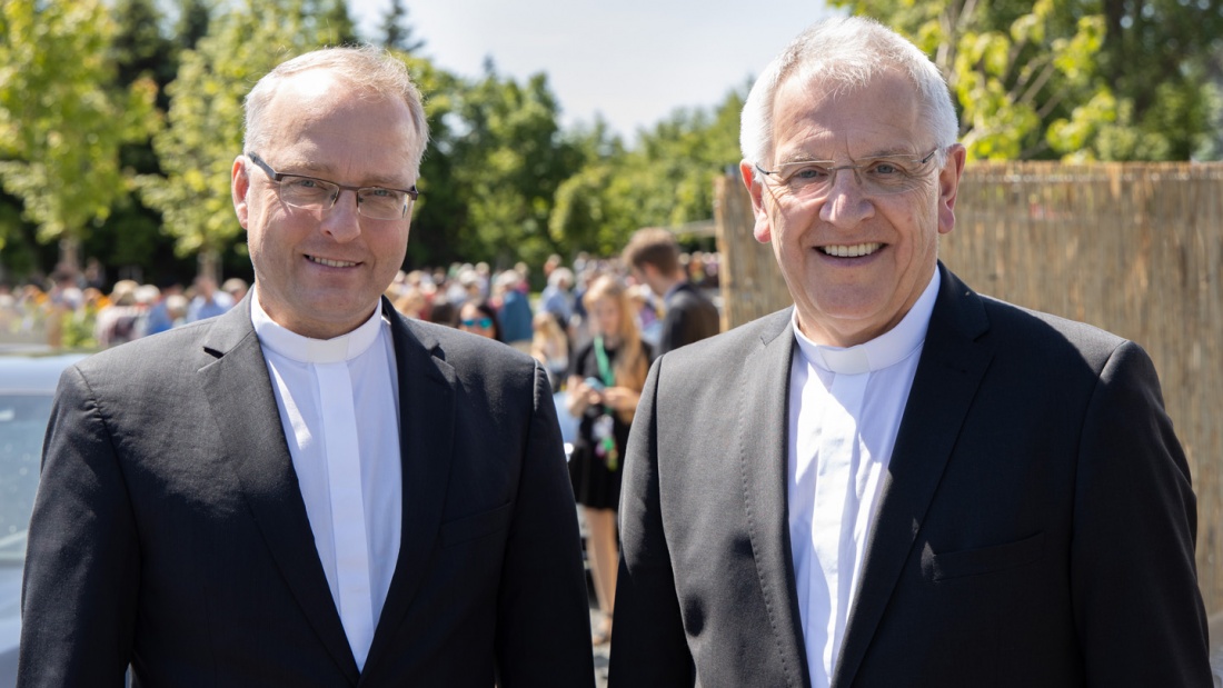 Sachsen Evangelischer Landesbischof Carsten Rentzing (li) und sein katholischer Amtskollege Bischof Heinrich Timmerevers rufen zur Wahl in Sachsen auf.