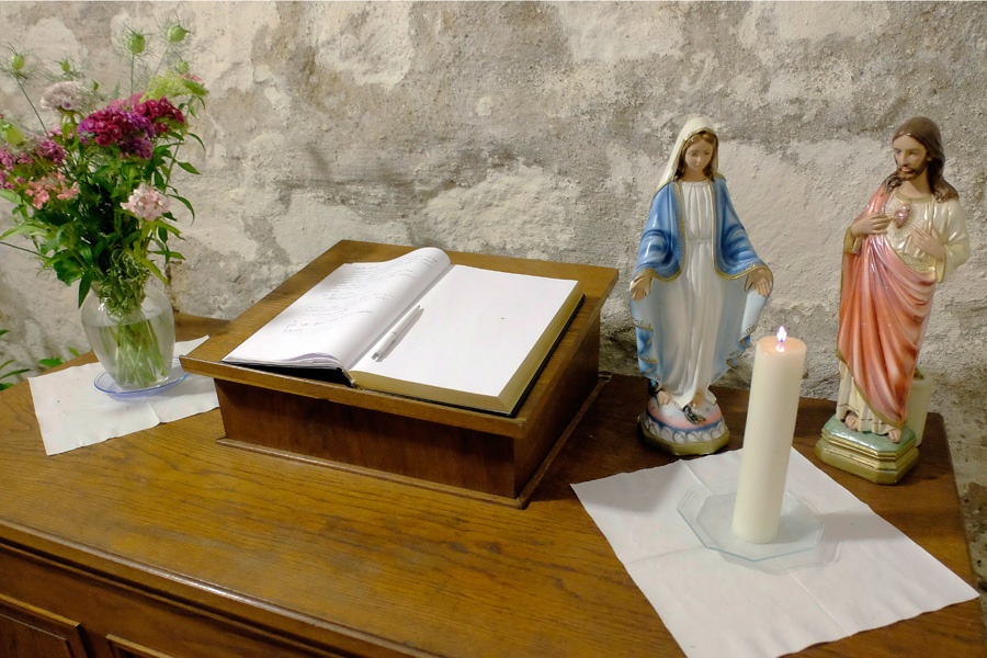 Raum der Stille in der evangelischen Autobahn-, Stadt- und Klosterkirche in Brehna an der BAB München-Berlin.