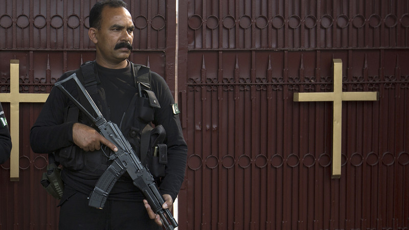Ein pakistanischer Polizeibeamter bewacht die St. Thomas Kirche in Islamabad