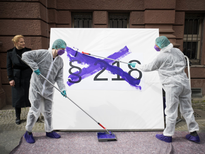 Aktivistinnen streichen mit der Farbe lila symbolisch auf einem Plakat den Paragraphen 218 durch: Der § 218 könnte abgeschafft werden – dafür kommt die Eizellspende