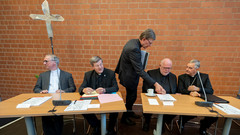 Stefan Hesse, Erzbischof von Hamburg; Stephan Burger, Erzbischof von Freiburg; der Kölner Kardinal Rainer Maria Woelki;  Kardinal Reinhard Marx, Erzbischof von München; Nikola Eterovic, Apostolischer Nuntius in Deutschland, während Vollversammlung.