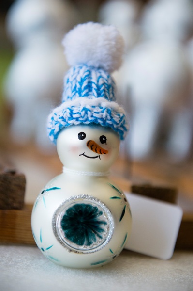 Schneemann aus Glas mit blauer Strickmütze